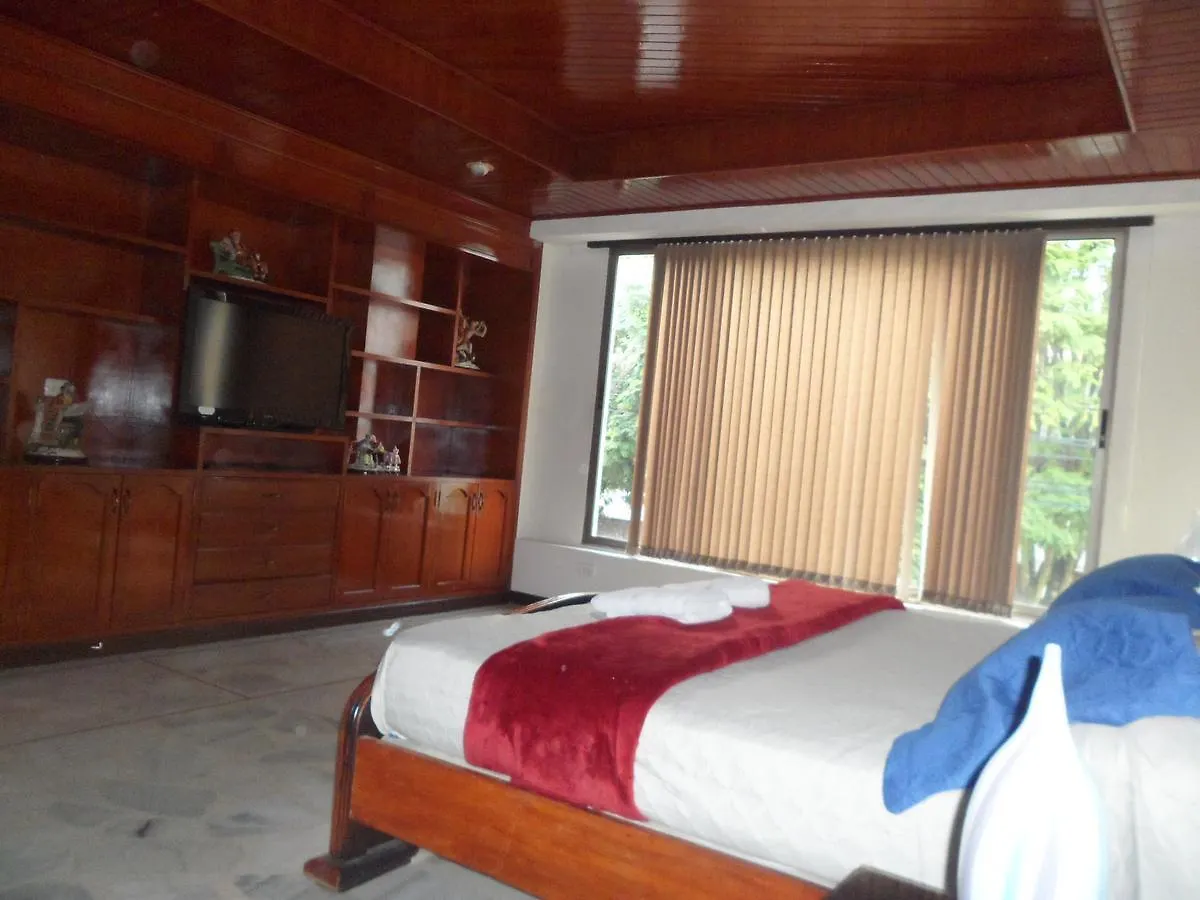 Casa Impacto - Ciudad Jardin Hostel Cali